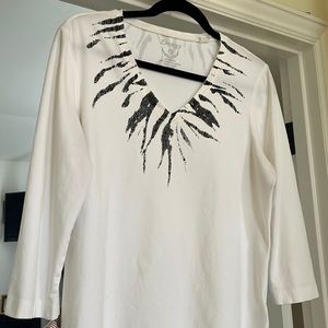 V-neck tee with dual accents